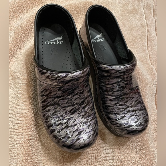 Dansko Shoes - Dansko Gray Patent Clogs
